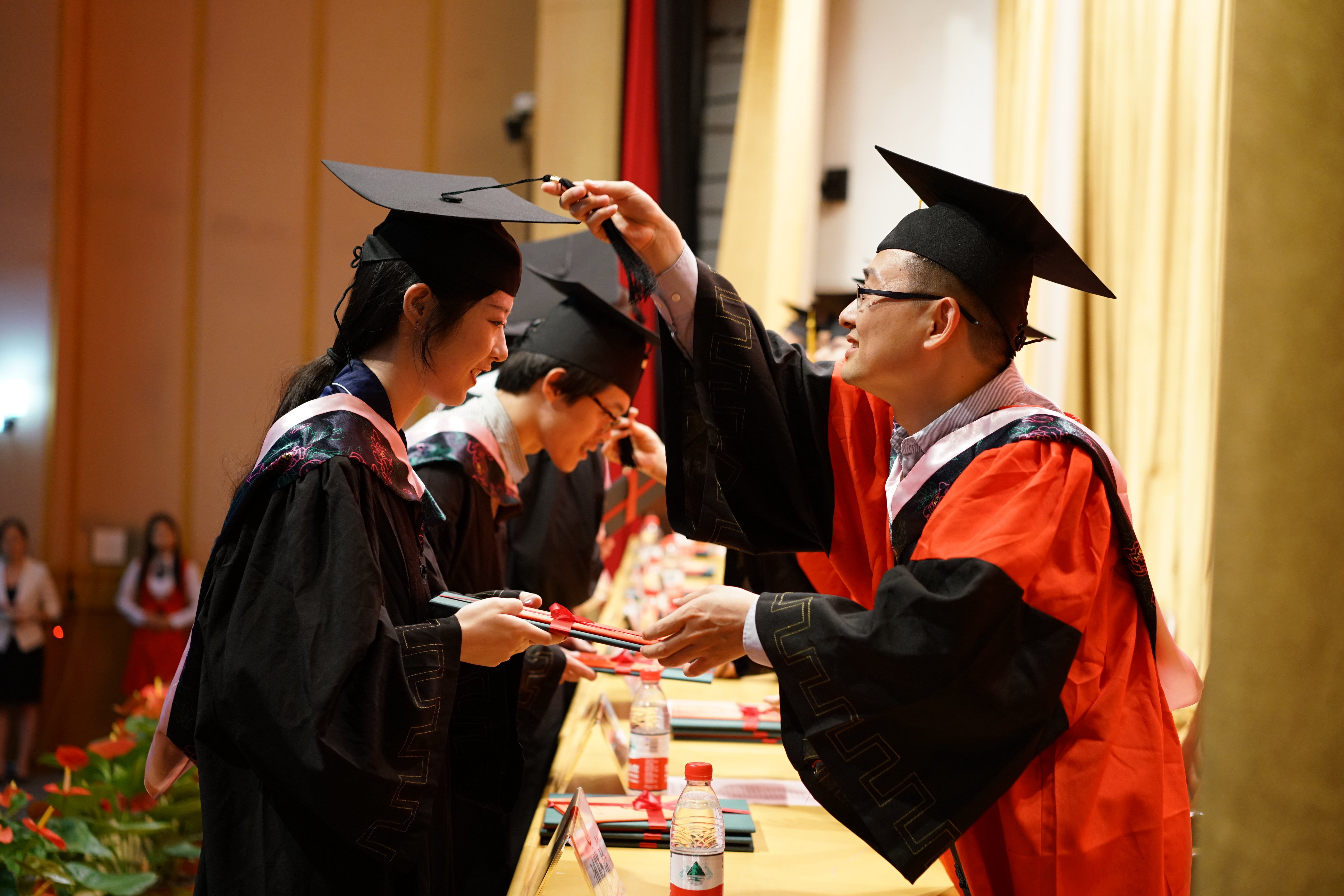 学院领导为毕业生拨穗正冠