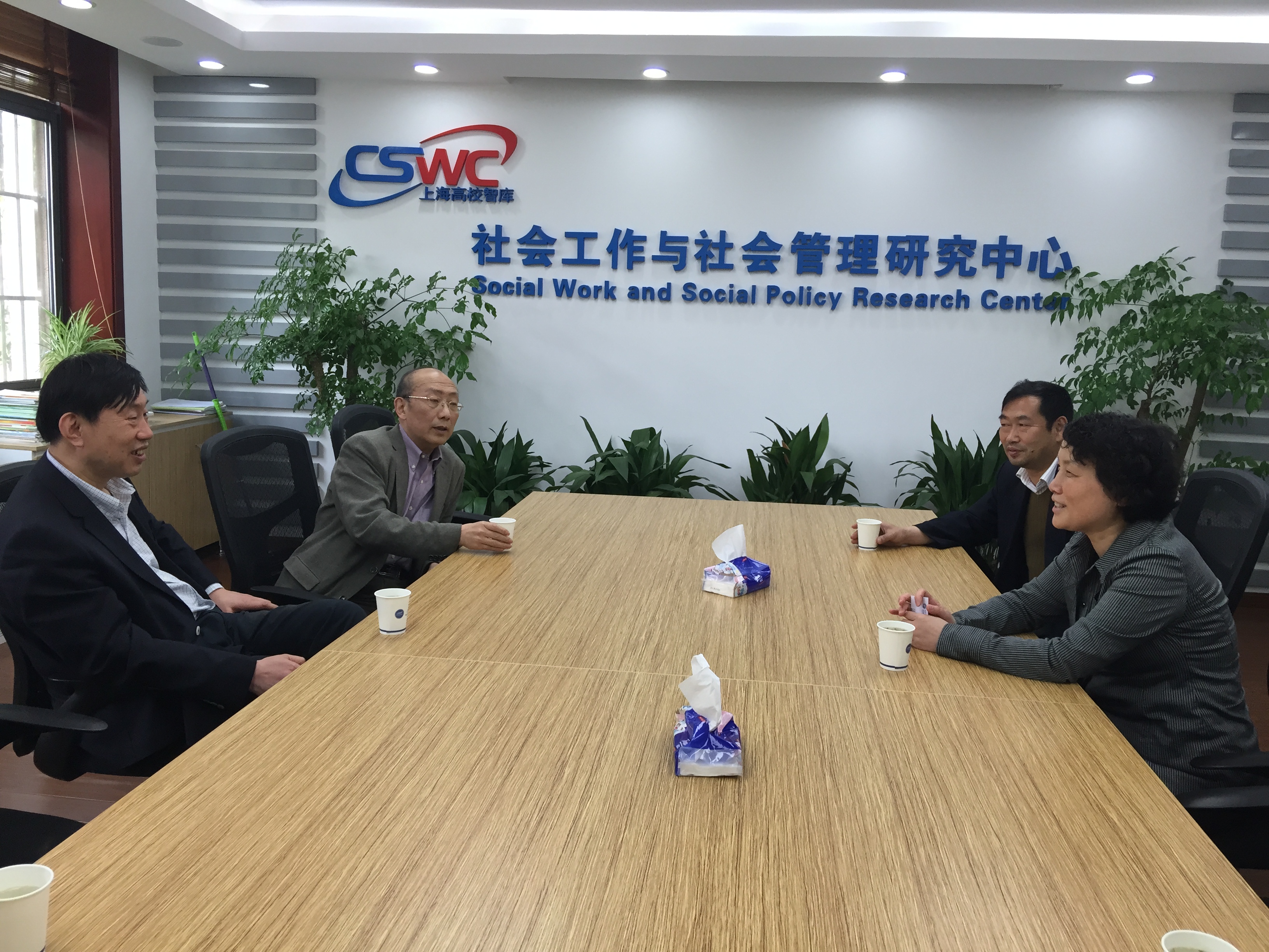 我校党委书记杜慧芳接待李培林教授