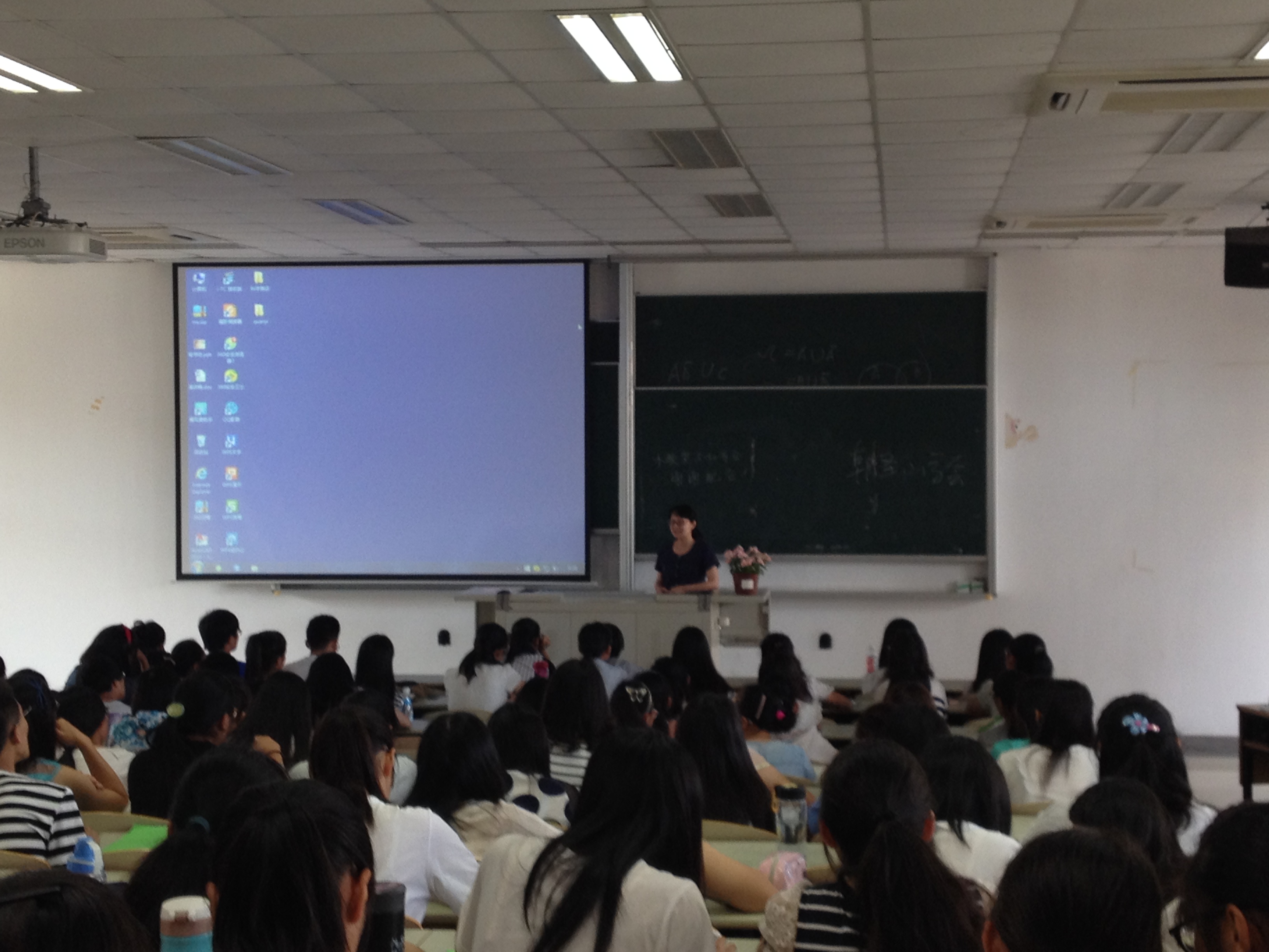 14级辅导员曹亮老师主持学院2015级新生成长营启动仪式